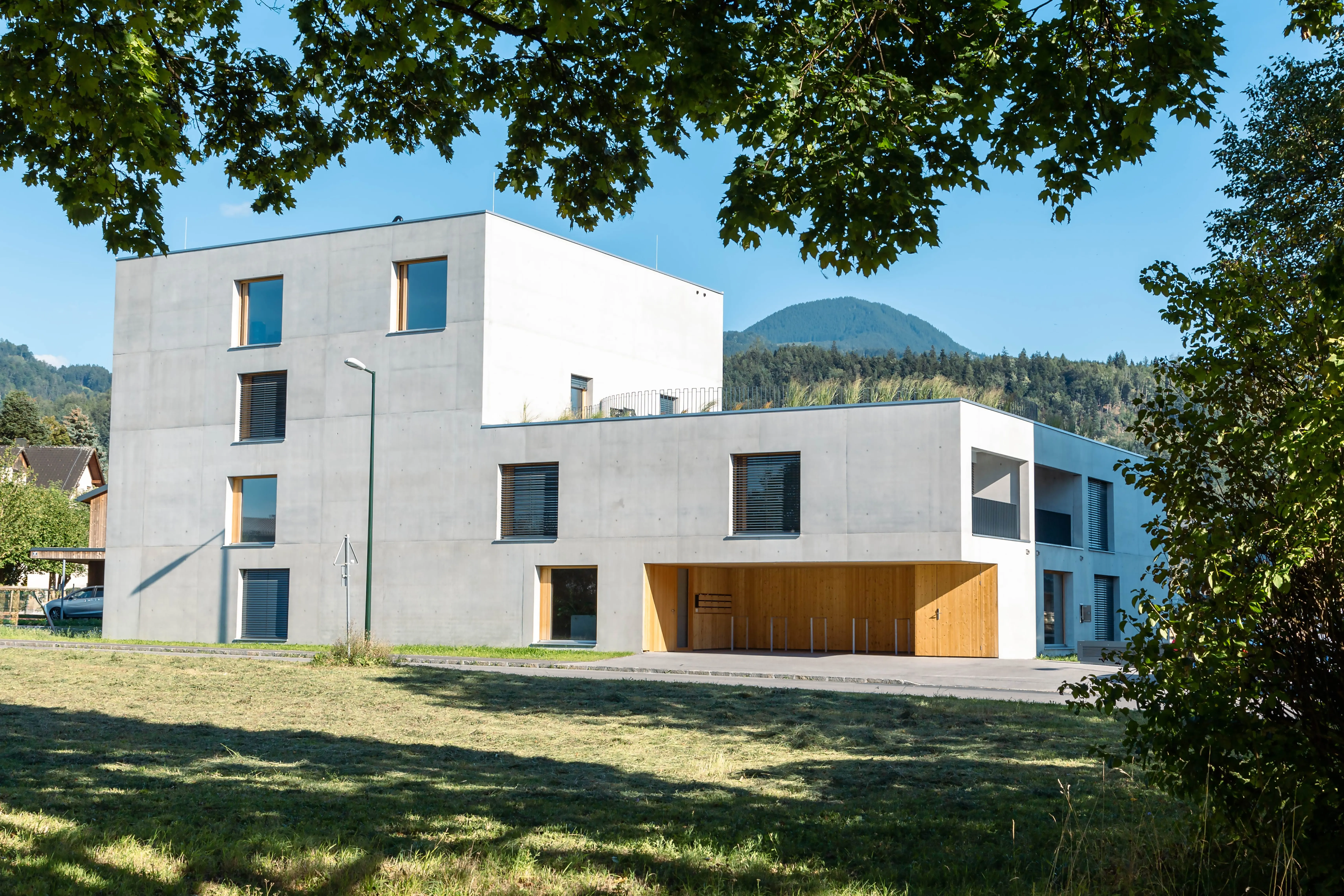 Wohnteil von Corner 21 in Rankweil mit Sichtbeton, Fensterbändern und Holzelementen.